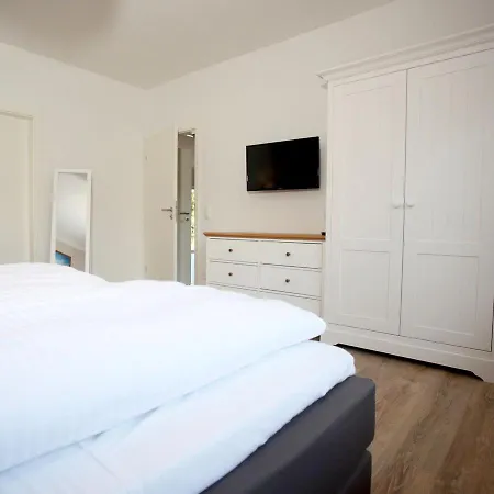 Jule Mit Grossem Umzaeunten Grundstueck Holiday home *